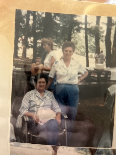 Gladys Woolwine White & Oleta Bell Woolwine Smith (picnic).heic